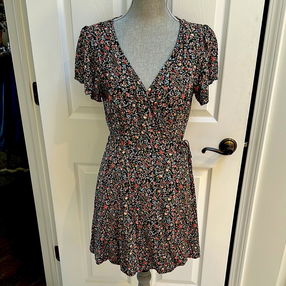 Abercrombie & Fitch Floral V-Neck wrap dress M